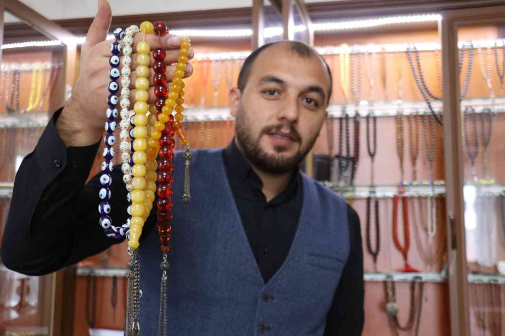 Babadan miras kalan tespih koleksiyonuna gözü gibi bakıyor