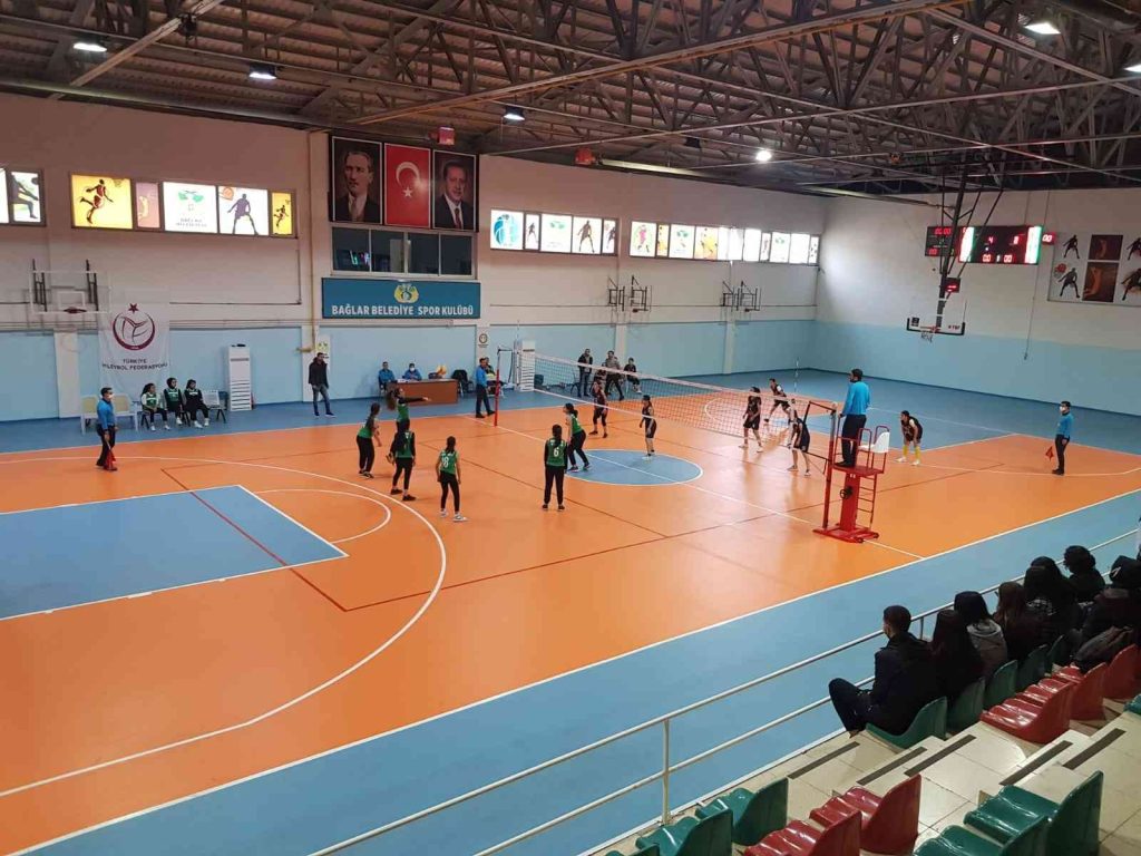 Bağlar Belediyesi’nden liseli voleybolculara tesis jesti