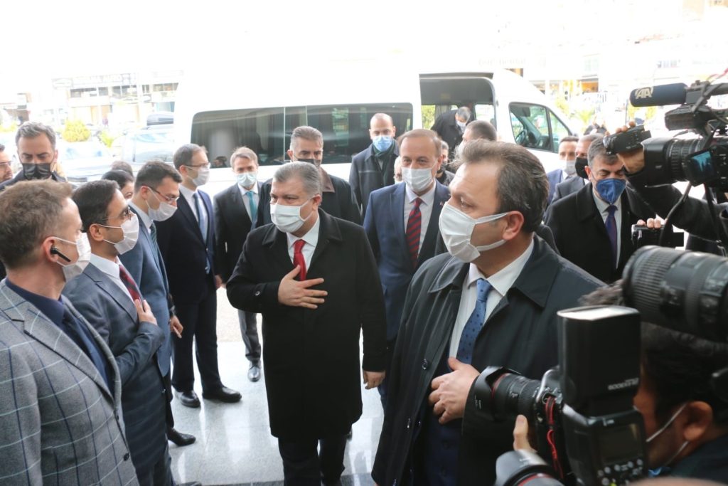 Bakan Koca: “Yakın zamanda dünya genelinde Omikron’un baskın varyant olmasını bekliyoruz”