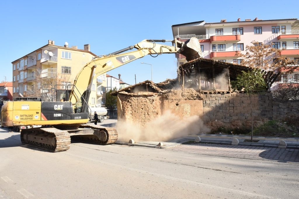 Battalgazi’deki metruk binalar tek tek yıkılıyor