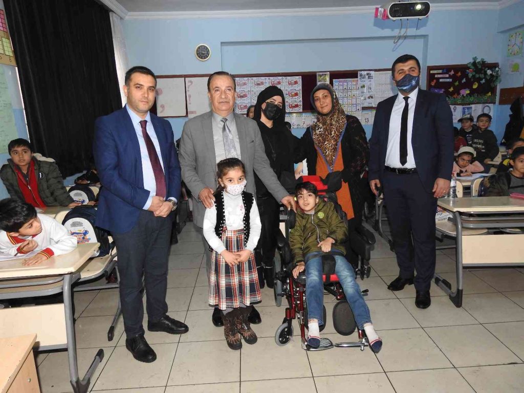 Bebek arabasıyla okula götürülen çocuğa Fatma Şahin sahip çıktı