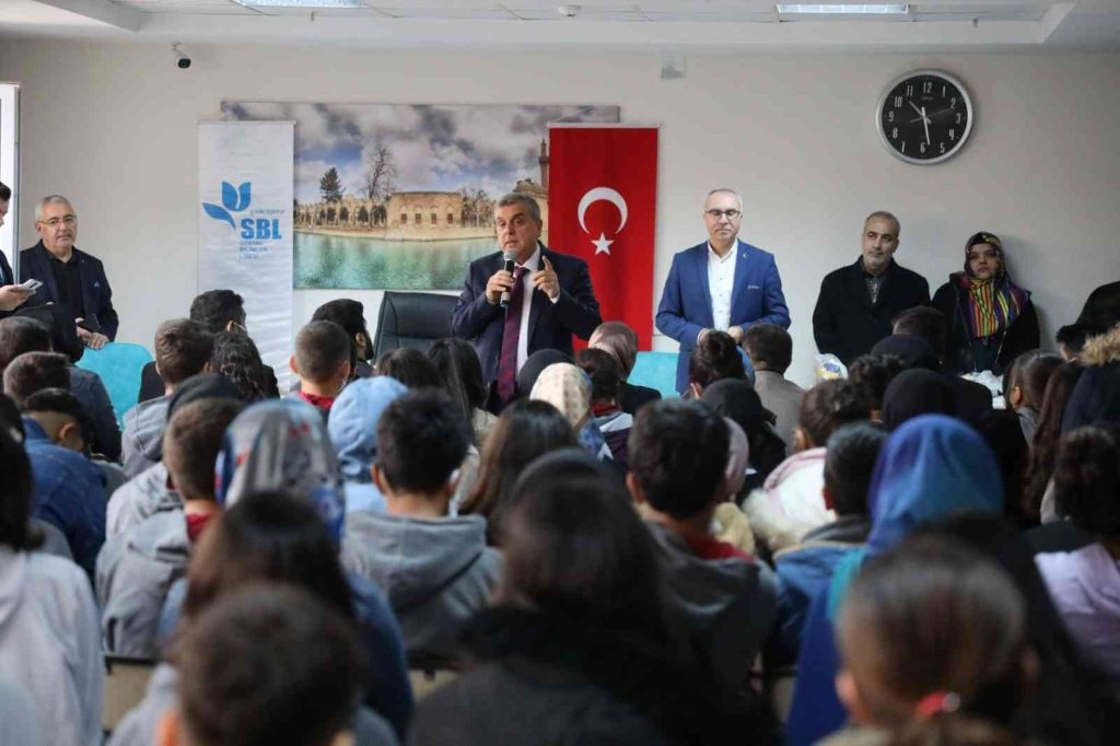 Beyazgül liseli öğrencilerle bir araya geldi