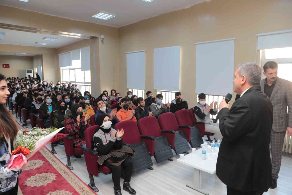 Beyazgül öğrencilerle bir araya geldi