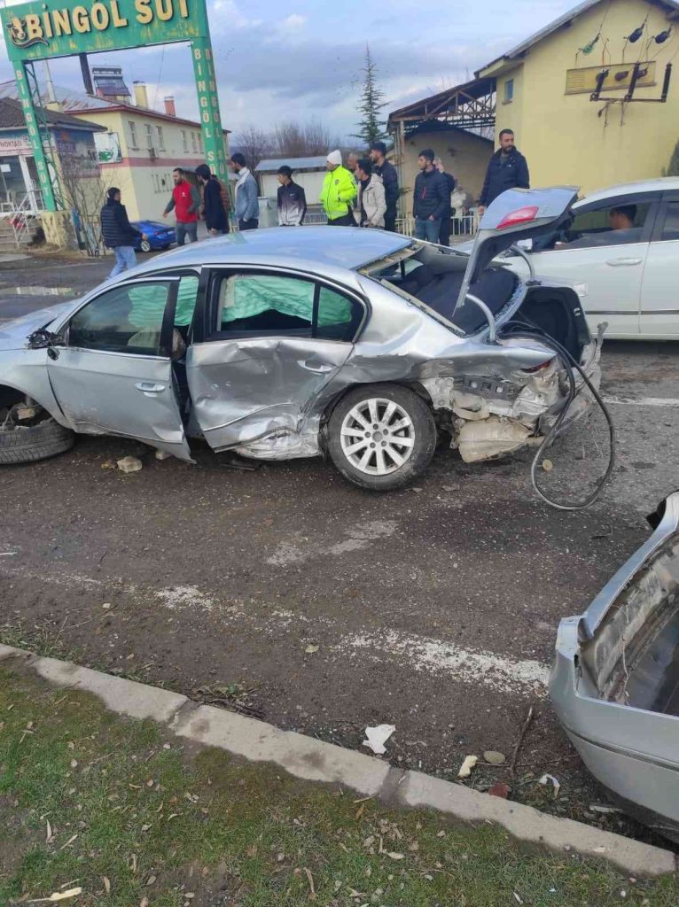 Bingöl’de iki otomobil çarpıştı: 1 yaralı