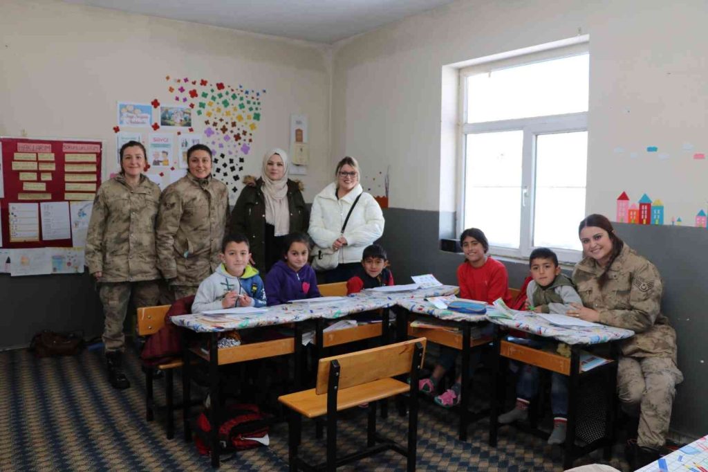 Bingöl’de jandarma ekipleri, öğrencilerle bir araya geldi