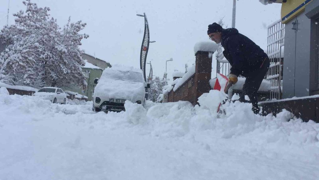 Bingöl’de kar esareti, 175 köy yolu ulaşıma kapandı