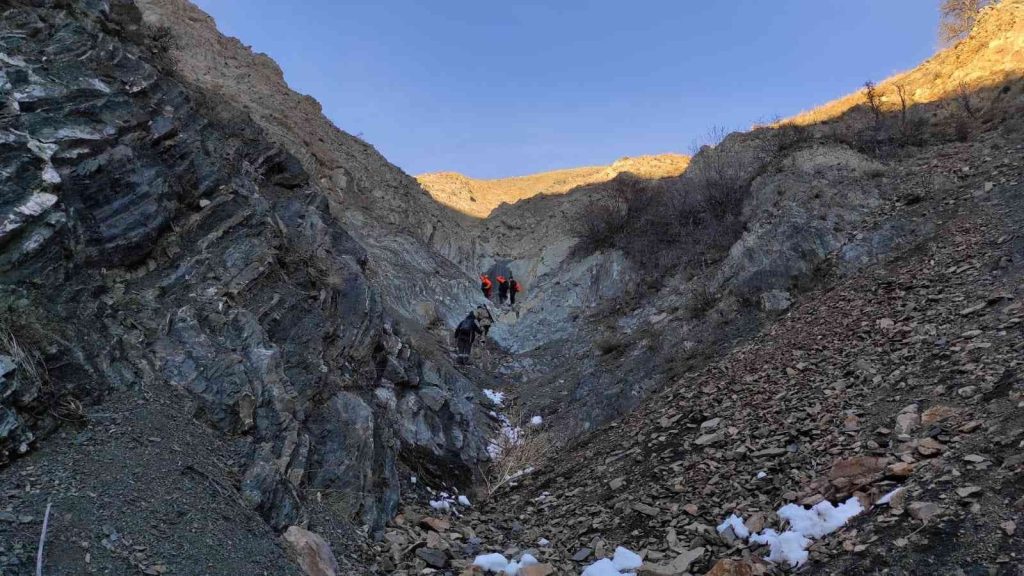 Bingöl’de kayalıklarda mahsur kalan vatandaş kurtarıldı