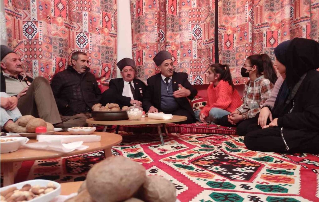 Bingöl’de Kıbrıs gazileri, çocuklara anılarını anlattı
