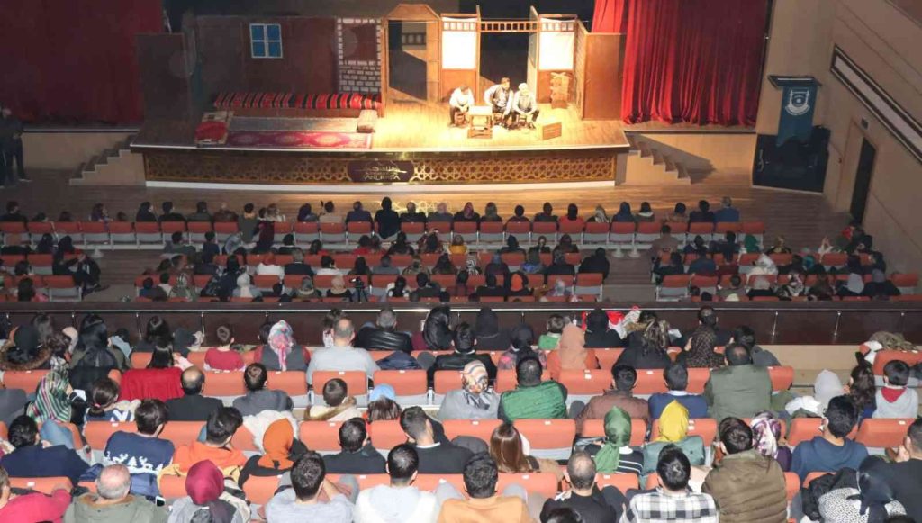 “Bir zamanlar Urfa” tiyatro oyununa yoğun ilgi