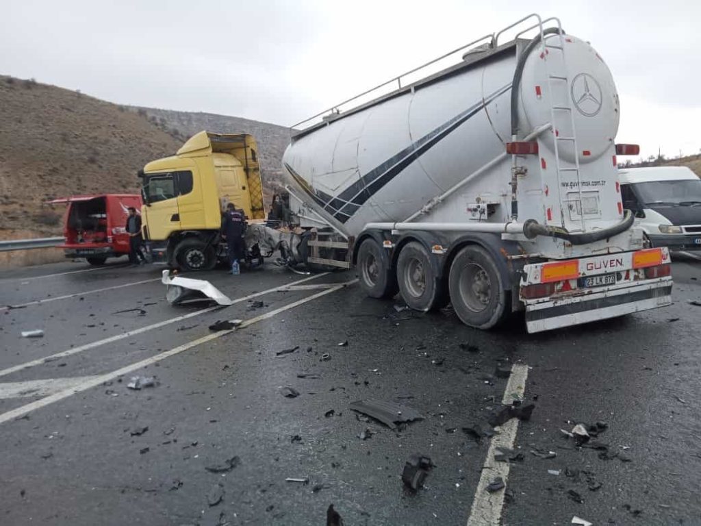 Çimento yüklü tır otomobille çarpıştı: 1 yaralı