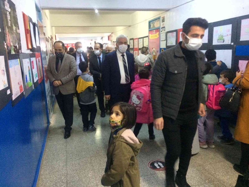 Cumhuriyet ilkokulunda 15 Temmuz fotoğraf sergisi açıldı