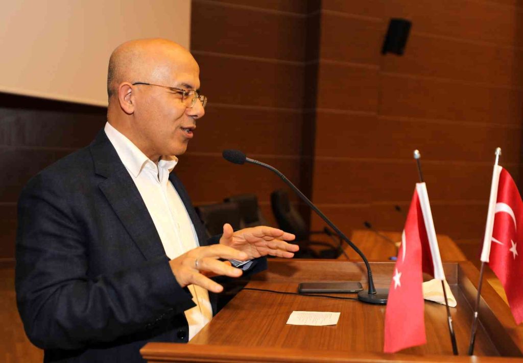 Dekan Akbaş’tan “akademisyenlik” tavsiyesi