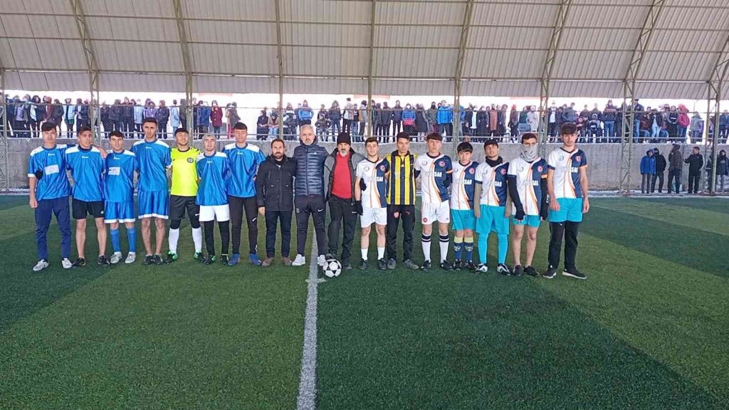 Dicle’de kaymakamlık özel futbol turnuvasının şampiyonları kupalarını aldı