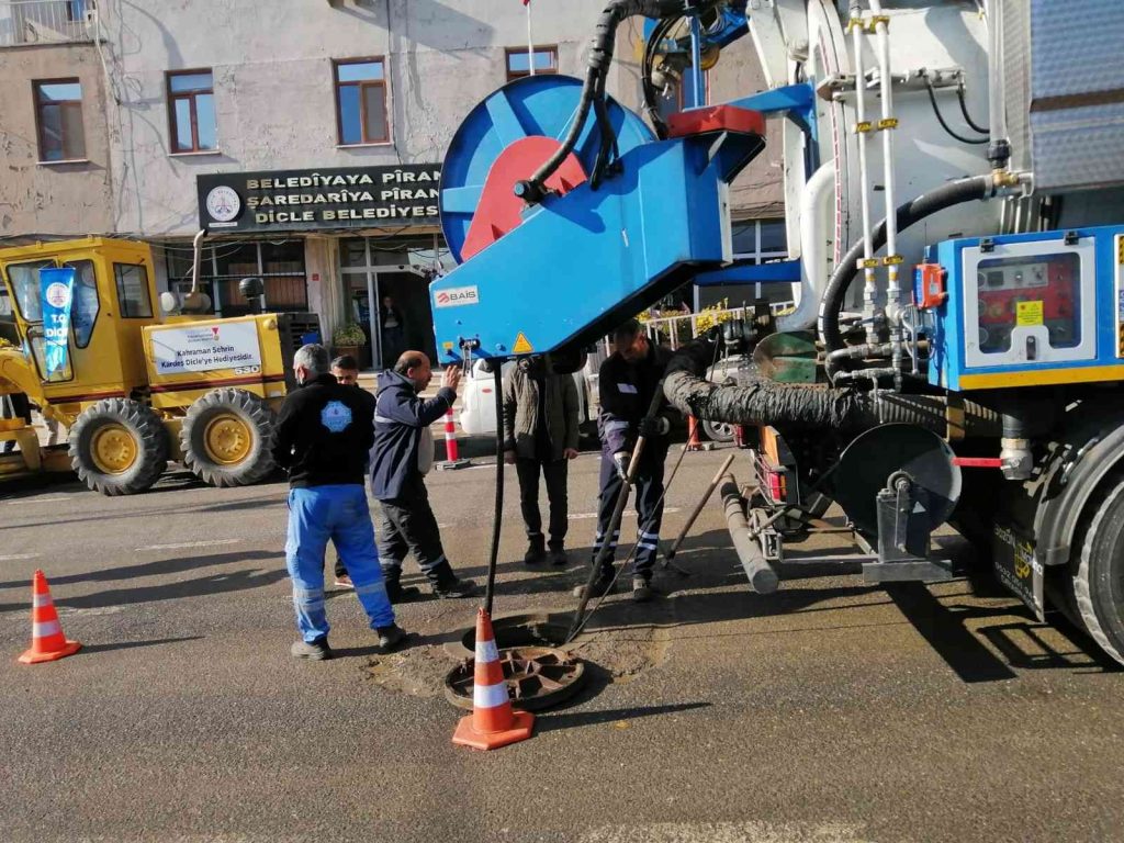 DİSKİ Dicle Şube Müdürlüğü kış çalışmalarına devam ediyor