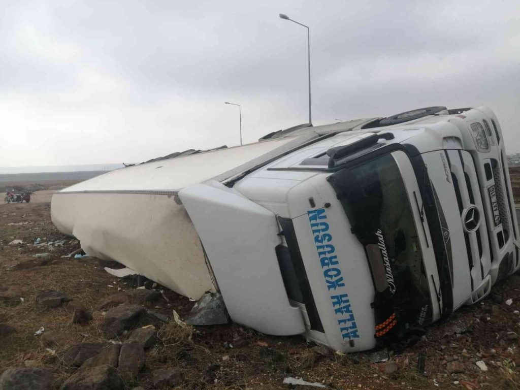 Diyarbakır-Mardin çevre yolunda kavşağa hızla giren tır devrildi: 1 yaralı