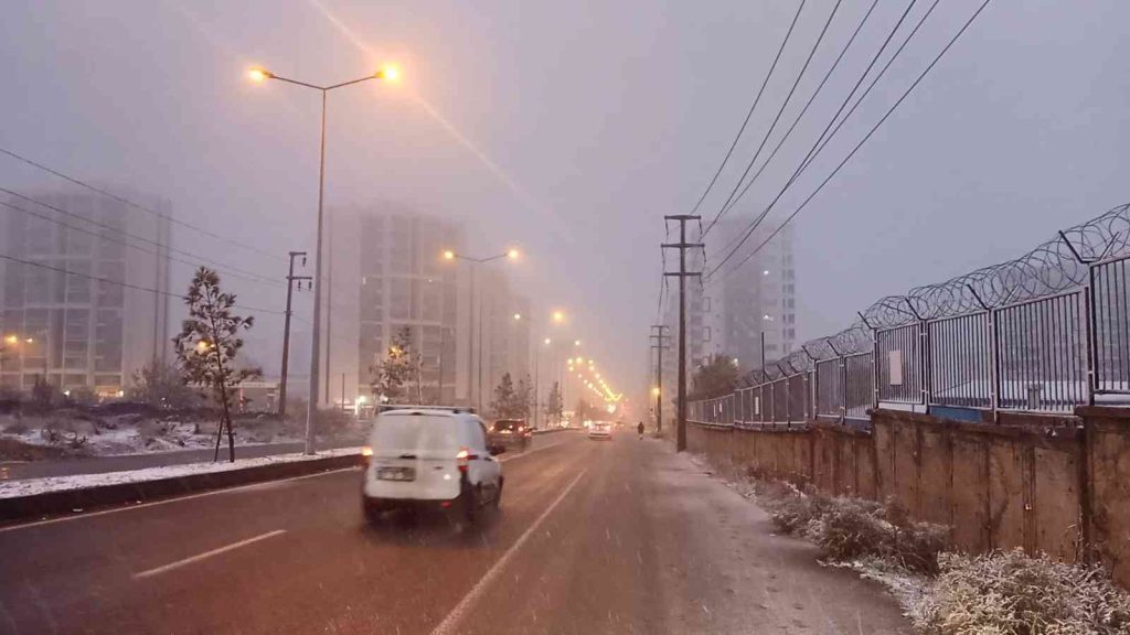 DİYARBAKIR –  Mevsimin ilk karı yağdı…