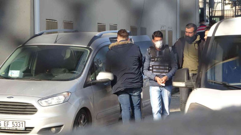 DİYARBAKIR’da ailesine dehşet yaşatan katil zanlısı baba, adliyeye sevk edildi