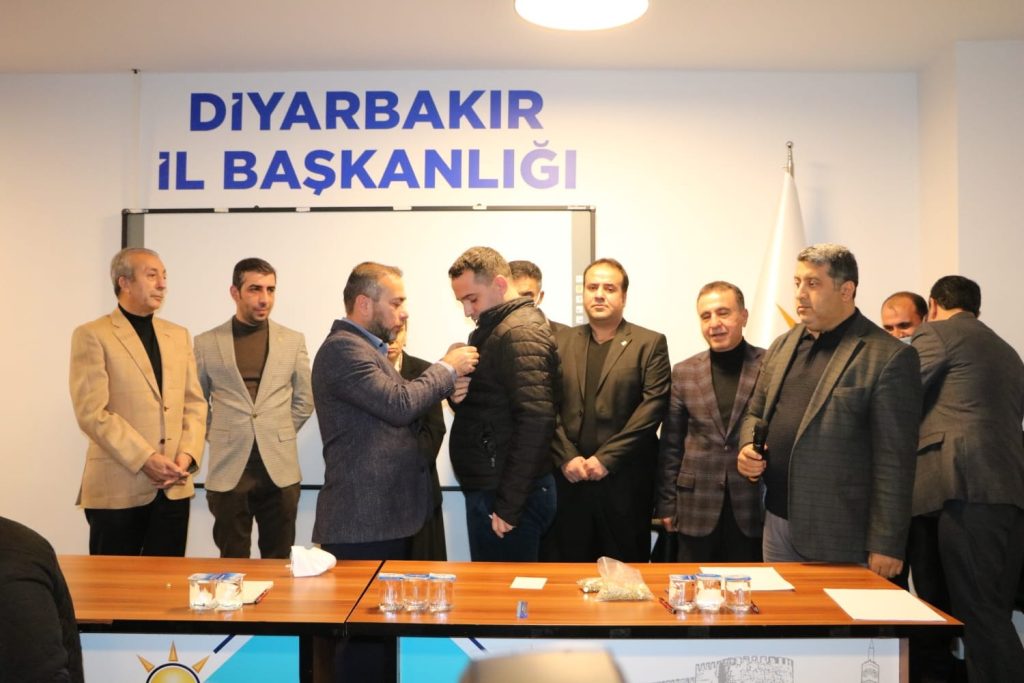 DİYARBAKIR –  Gelecek Partisi’nden 200 kişi AK Parti’ye katıldı