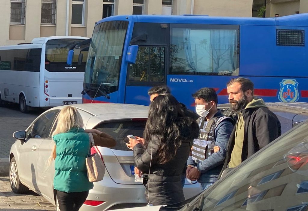 Diyarbakır’da oğlunu öldürüp çocuğunu ve eşini ağır yaralayan zanlı tutuklandı