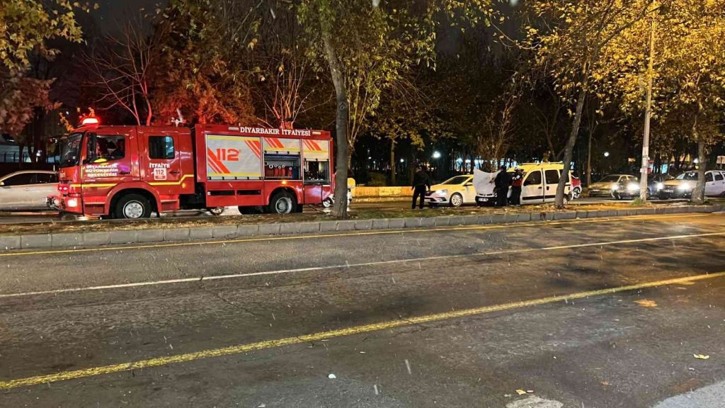 Diyarbakır’da park halindeki hafif ticari araç yandı