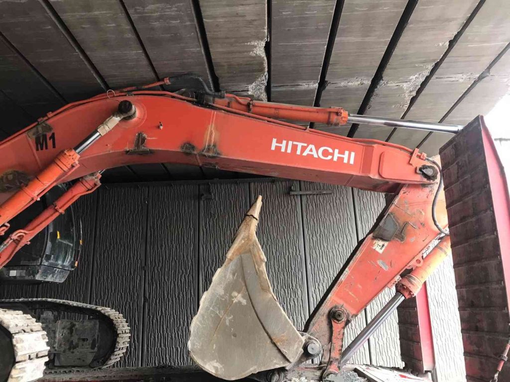 Diyarbakır’da Tırın dorsesindeki iş makinası alt geçide takıldı