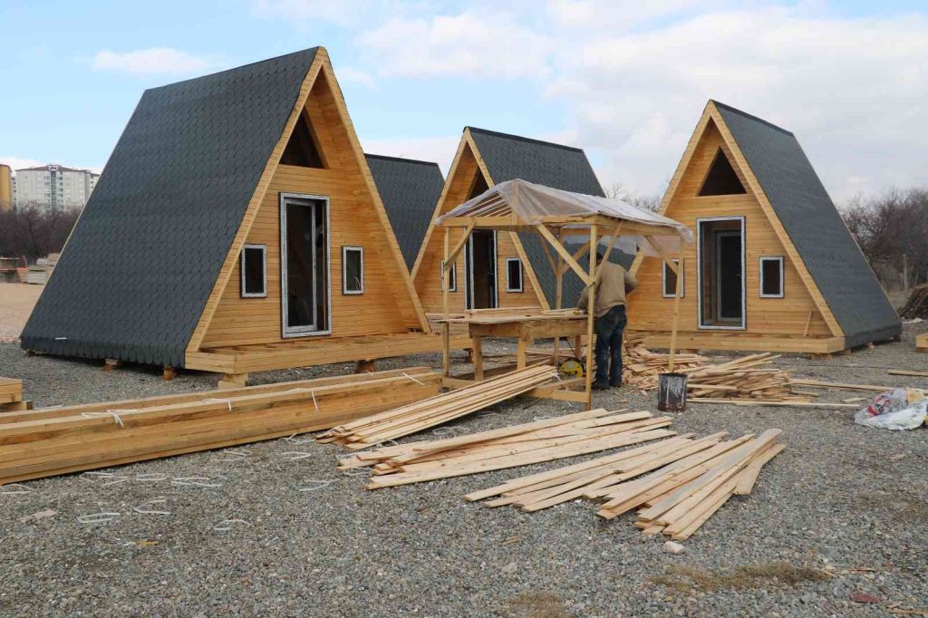 Doğu ve Güneydoğu Anadolu Bölgesinin tek bungalov fabrikasını kurdu, şimdi taleplere yetişemiyor