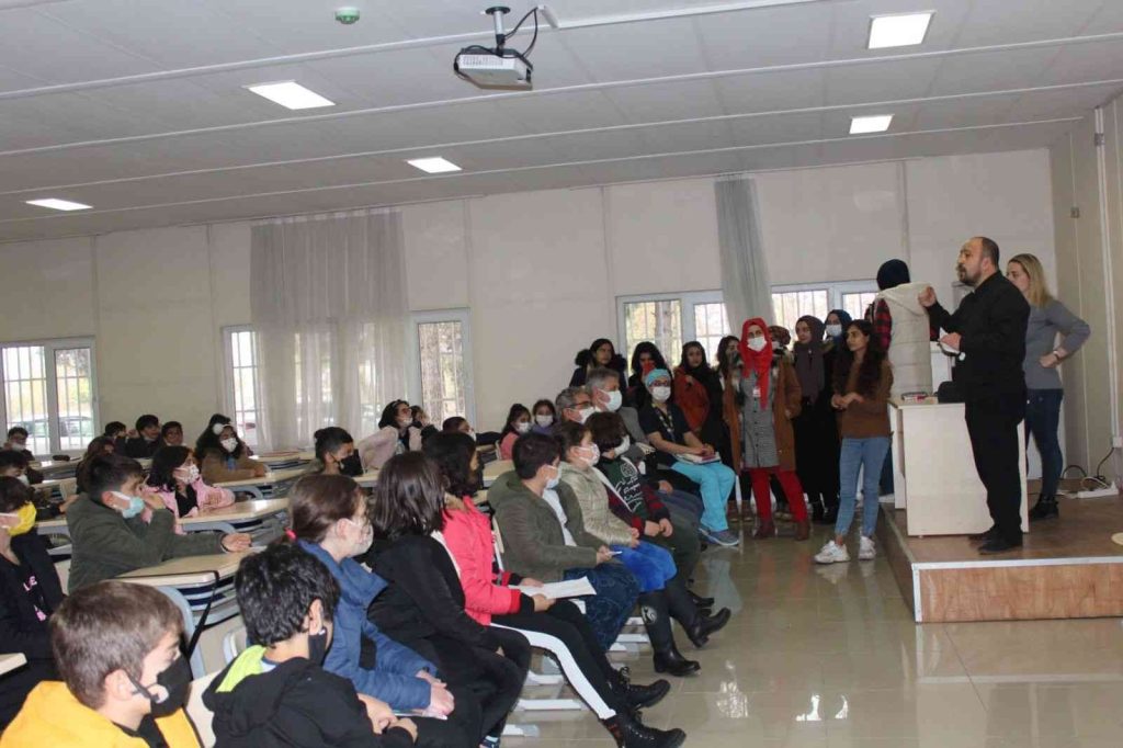 DİYARBAKIR – DÜ’de ‘Hukukta çocuk hakları ve hukuk alanında kariyer fırsatları’ konferansı