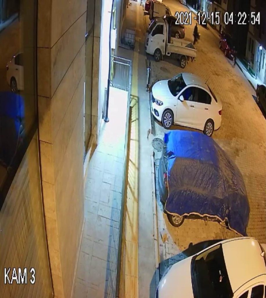 El arabasını iş yerinin önüne çektiler, ne var ne yok çalıp kaçtılar