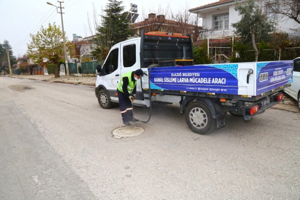 Elazığ Belediyesi larvalara karşı kış mücadelesine devam ediyor