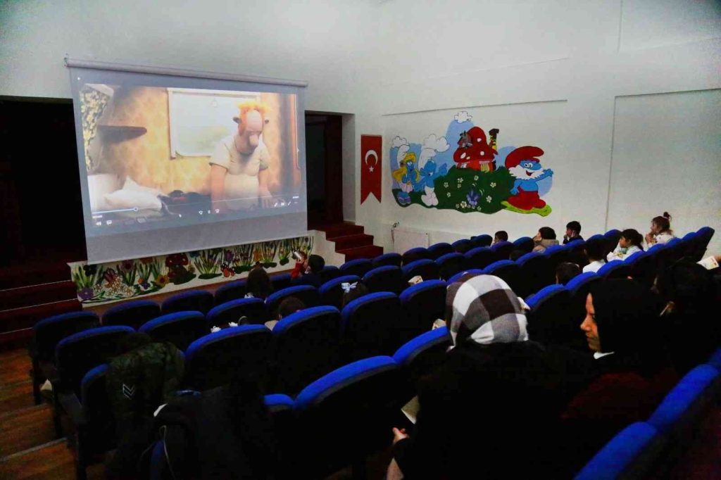 Elazığ Belediyesi’nden miniklere sinema keyfi