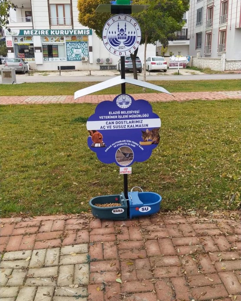 ELAZIĞ – Sokak hayvanları için su ve mama kapları bırakıldı