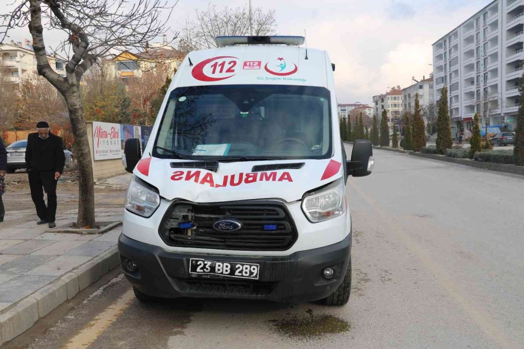 Elazığ’da ambulans yayaya çarptı: 2 yaralı