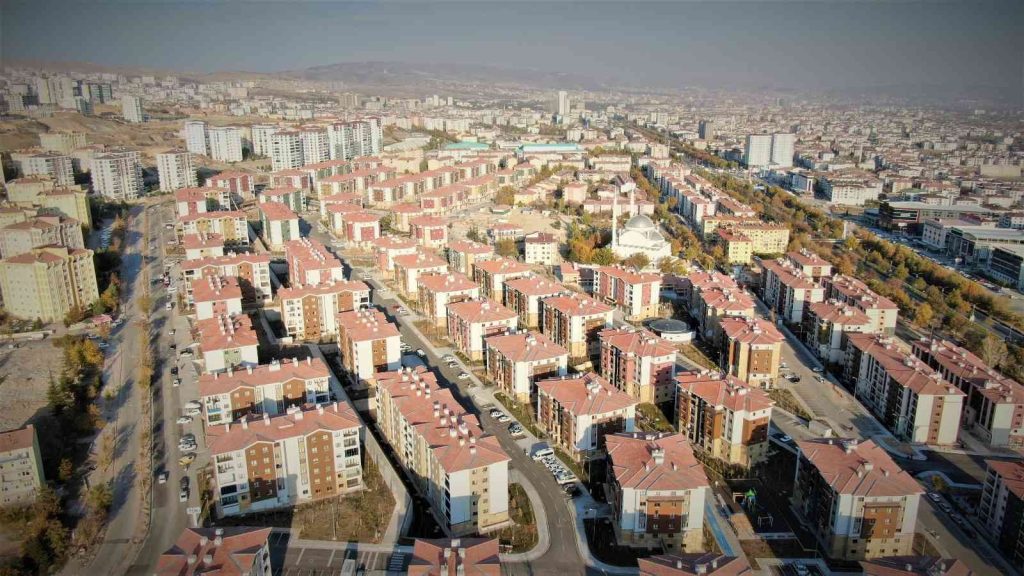Elazığ’da anahtarlarını alan depremzedeler, yeni konutlarına kavuşmanın mutluluğunu yaşıyor