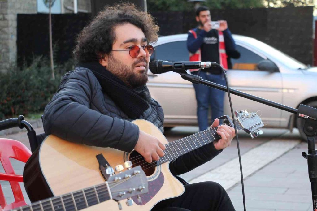 ELAZIĞ’da engelli vatandaşlardan sokakta müzik dinletisi