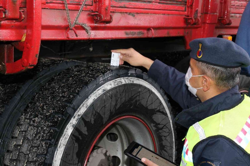 Elazığ’da jandarma ekiplerinden kış lastiği denetimi