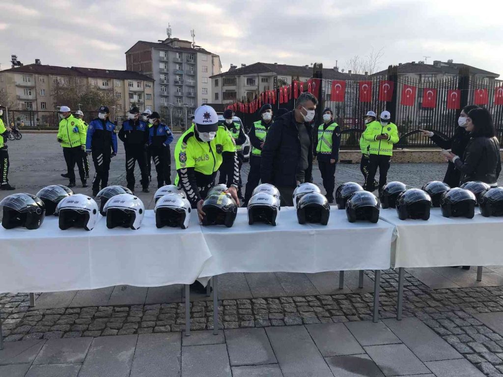 ELAZIĞ’da motosiklet sürücülerine kask dağıtıldı