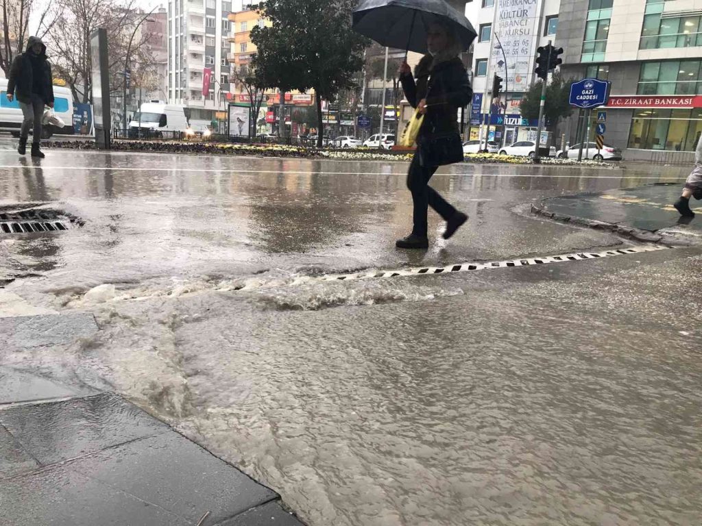 Elazığ’da sağanak yağış etkili oldu