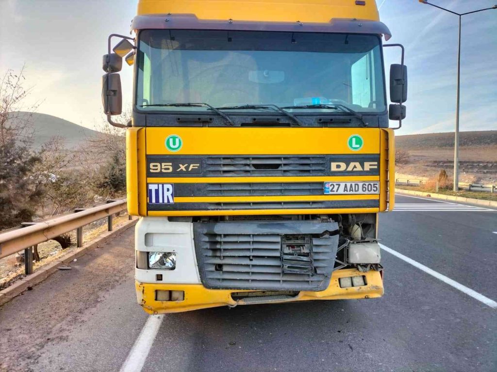 Elazığ’da tırın çarptığı otomobil şarampole uçtu