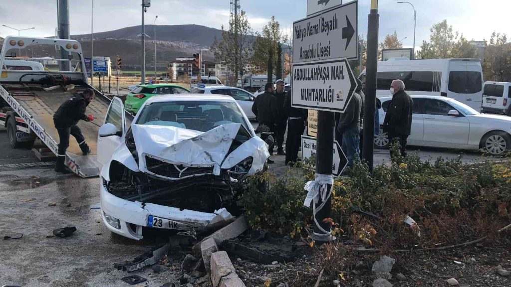 Elazığ’da trafik kazası: 3 yaralı