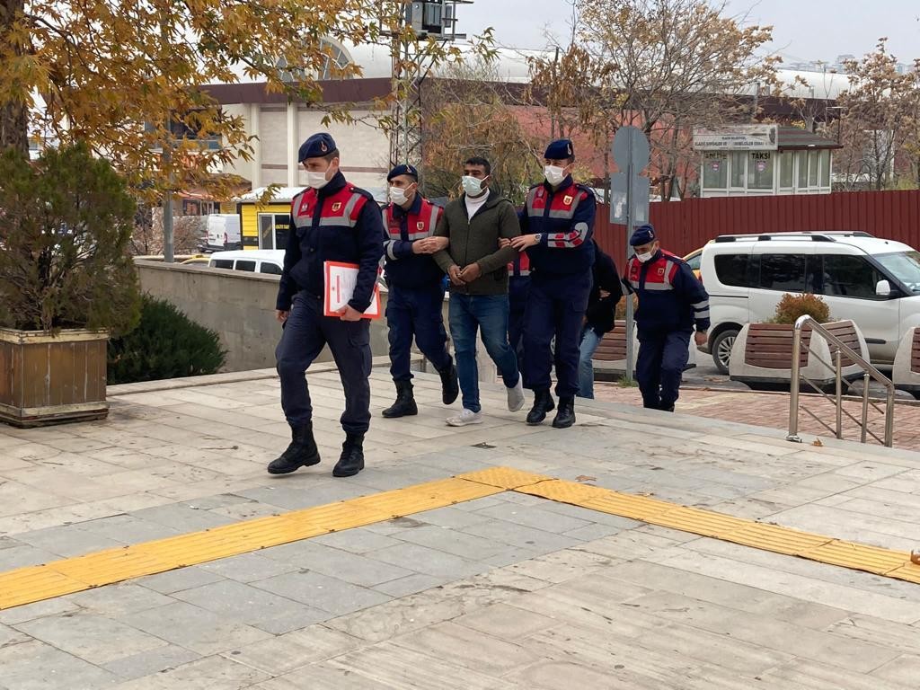 Elazığ’da vagonların bağlantı kancalarını çalan şüpheliler yakalandı