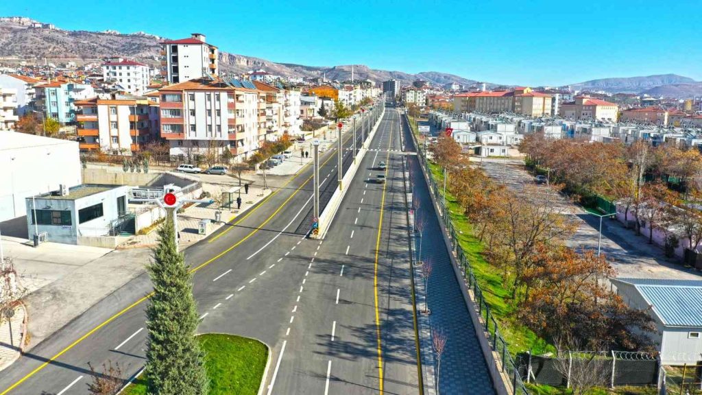 Elazığ’da yol genişletme çalışmaları sürüyor