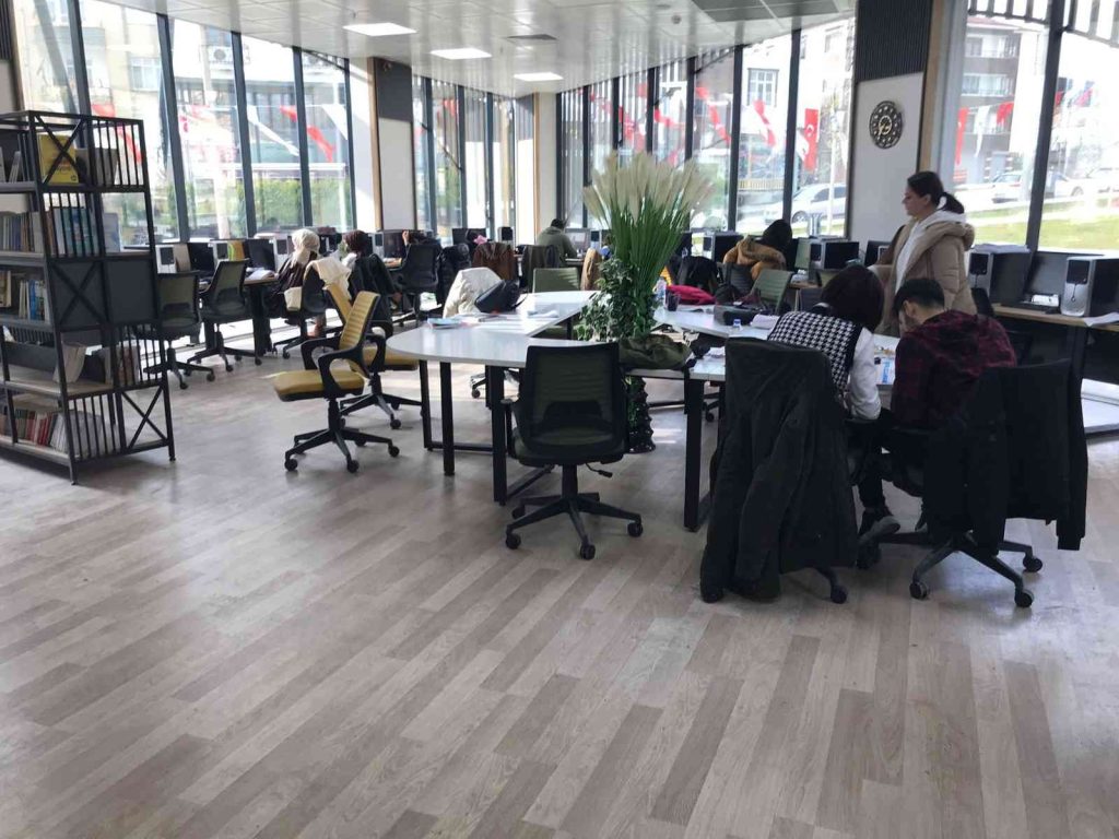 Elazığ’ın ilk dijital kütüphanesi büyük ilgi görüyor