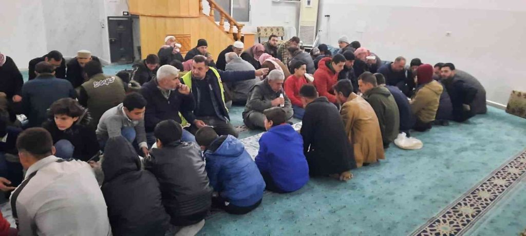 Elbab’taki bin 200 aileye yemek, 650 çocuğa da kıyafet desteği
