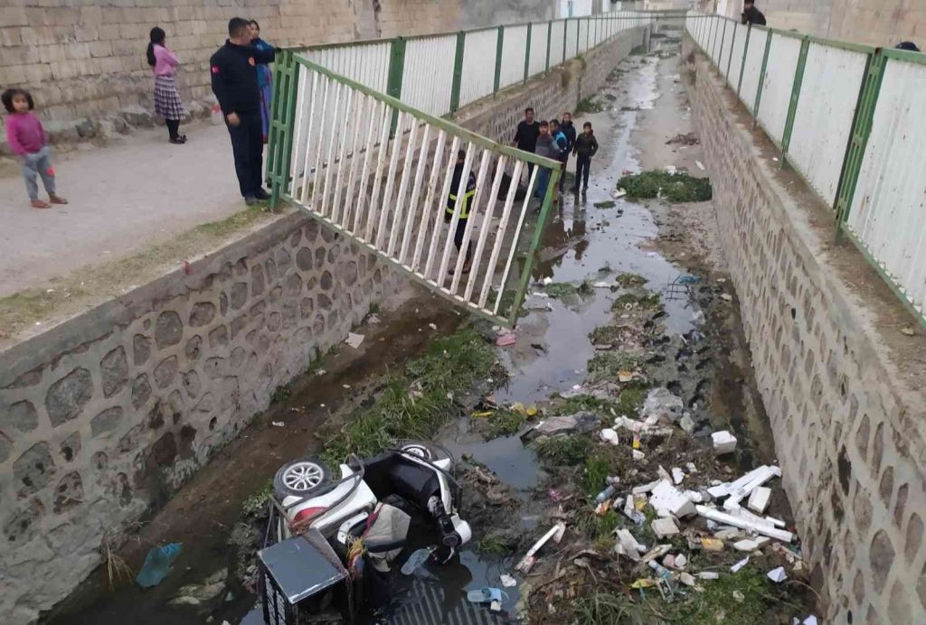 ŞANLIURFA – Engelli sürücü motosikleti ile dereye uçtu