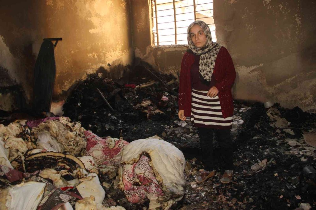 ŞANLIURFA – Evini ateşe veren adamı komşuları kurtardı