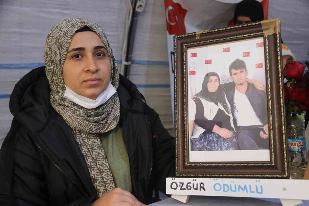 DİYARBAKIR – Evlat hasretiyle ailece eylemdeler