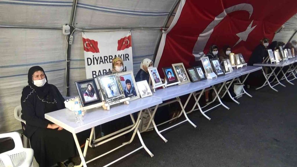 Evlat nöbetindeki aileler PKK ve HDP’nin yakasını bırakmayarak evlatlarını istiyor