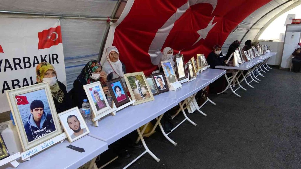 Evlat nöbetindeki anne Çağmar: “Çocuklarımızı o hainlerden kurtaracağız”