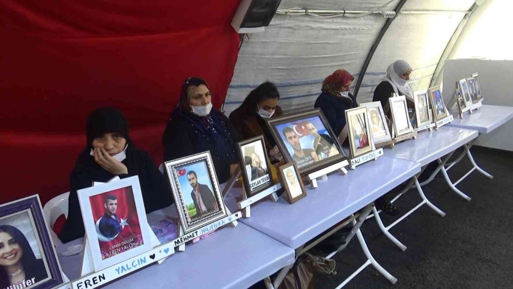 Evlat nöbetindeki gözü yaşlı anneden oğluna çağrı: “Ne olursun dön gel”