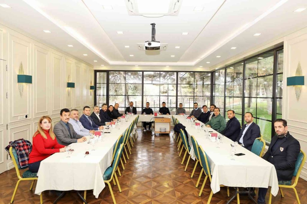 Fadıloğlu’na, Yüzme Federasyonu’ndan “Onur Ödülü”